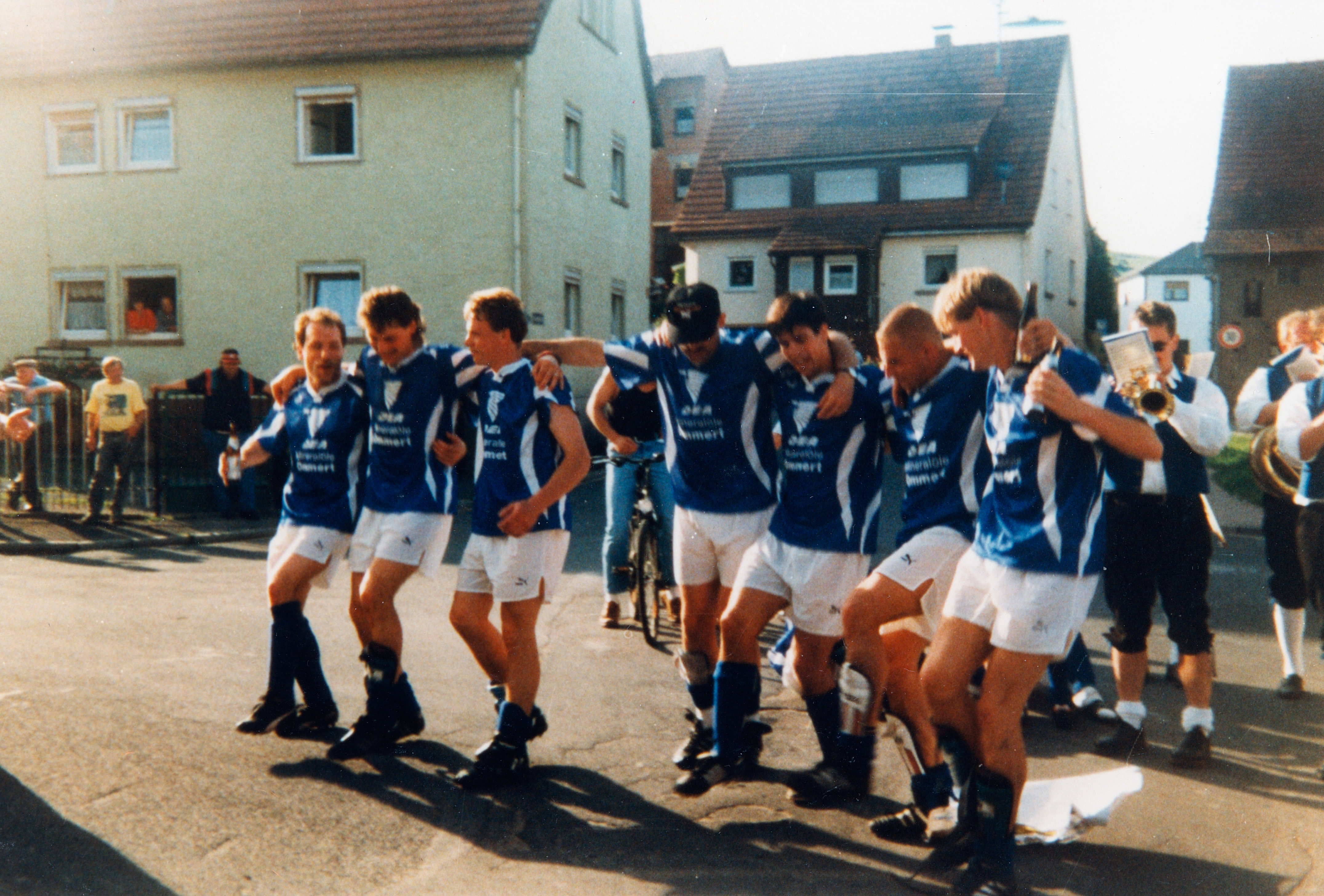 Die Fußballer des TVM feiern den Aufstieg am 28.5.1995